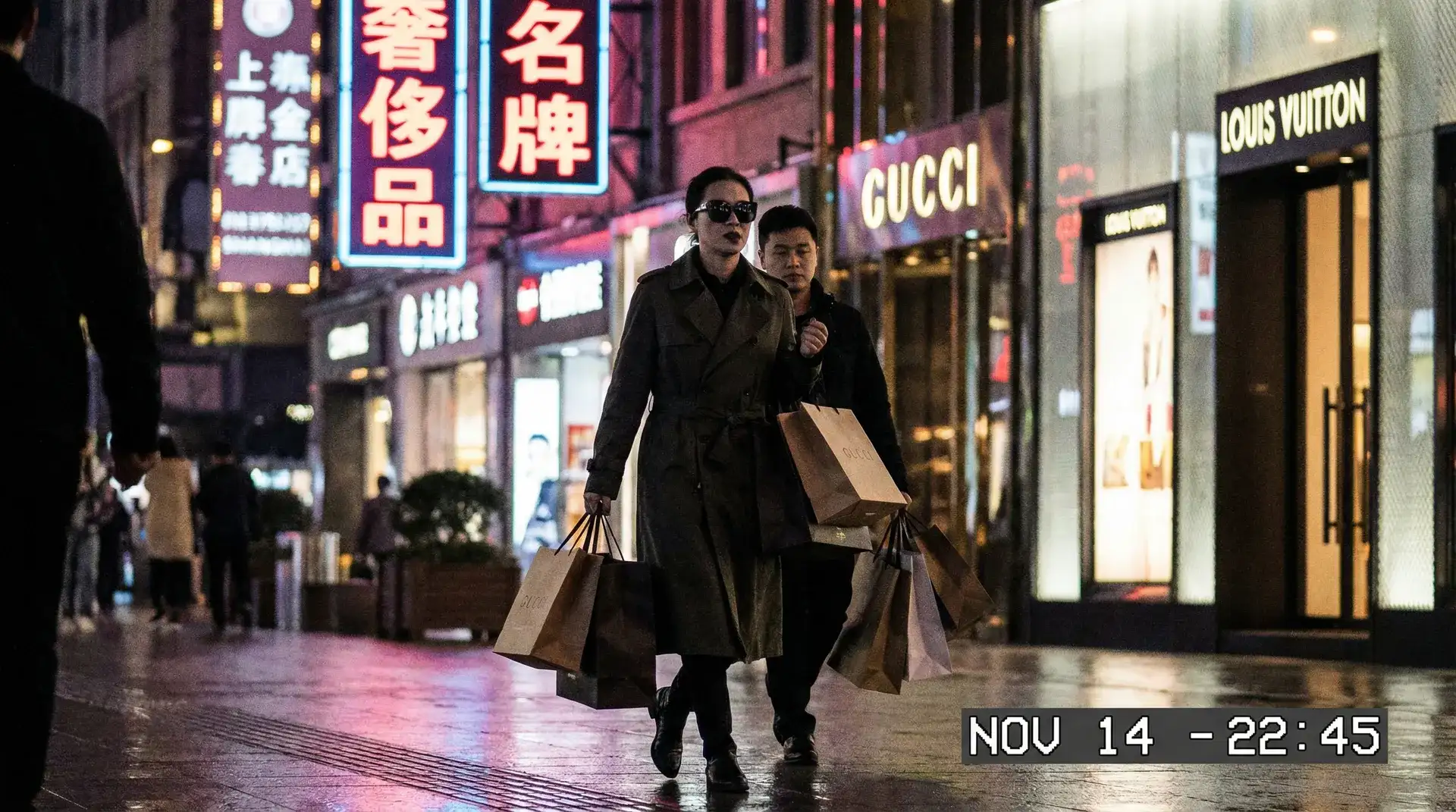 国产一线二线三线女装品牌 - 明星夜间购物被偷拍